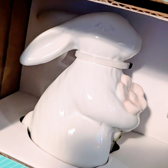 NEW Figural Spring/Easter Bunny Salt & Pepper Shaker Set - Picture 2 of 7